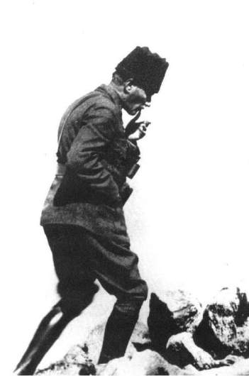 "Sarışın bir kurda benziyordu.
Ve mavi gözleri çakmak çakmaktı.
Yürüdü uçurumun başına kadar,
eğildi, durdu.
Bıraksalar
İnce, uzun bacakları üstünde yaylanarak
ve karanlıkta akan bir yıldız gibi kayarak
Kocatepe'den Afyon ovasına atlayacaktı."

Kutlu olsun!
#30AgustosZaferBayramı