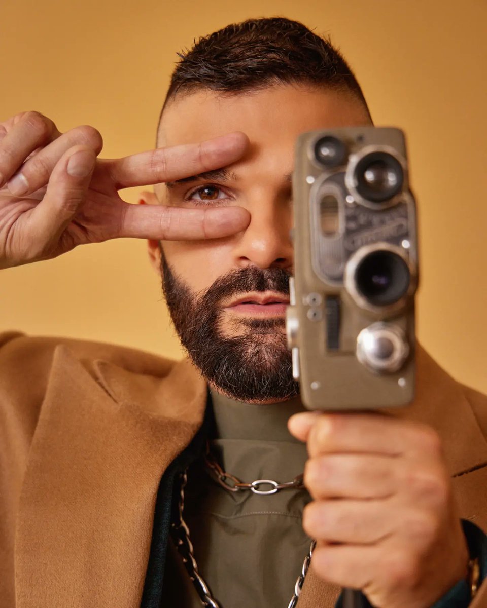 mike_massy's tweet image. يا حياة
ما بعلمي كبرنا عهالحركات
ما بقا نصدّق هالخرافات
وغناني الحب اللي بالأفلام
شو رجّعلي هالإحساس
لا عالخاطر ولا عالبال
شو مخبّاية يا حياة
يمكن ضحكات 
Photo by @nadermoussally
Dressed by @nemer_saade
Styled by @sarah.keyrouz

#mikemassy