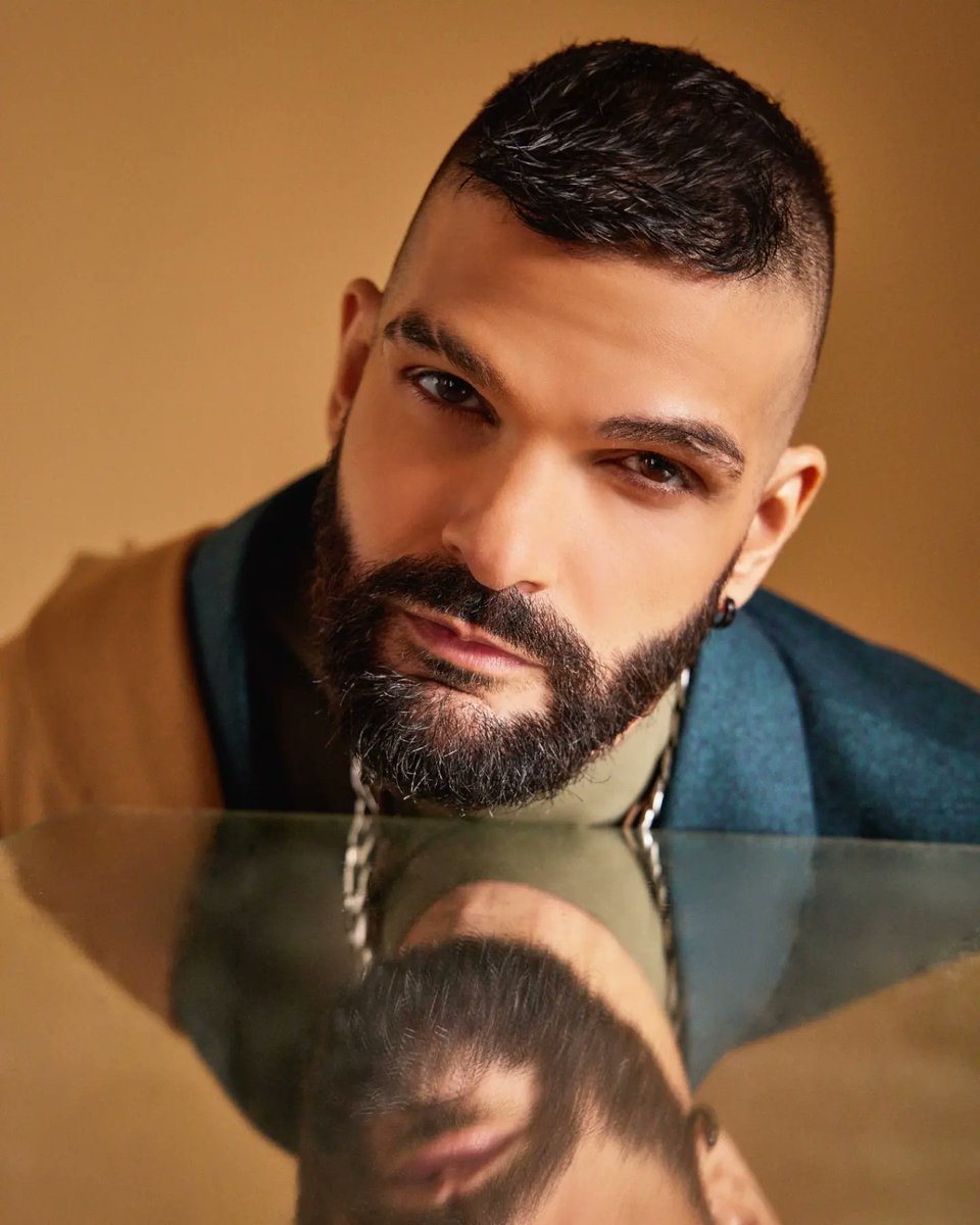 mike_massy's tweet image. يا حياة
ما بعلمي كبرنا عهالحركات
ما بقا نصدّق هالخرافات
وغناني الحب اللي بالأفلام
شو رجّعلي هالإحساس
لا عالخاطر ولا عالبال
شو مخبّاية يا حياة
يمكن ضحكات 
Photo by @nadermoussally
Dressed by @nemer_saade
Styled by @sarah.keyrouz

#mikemassy