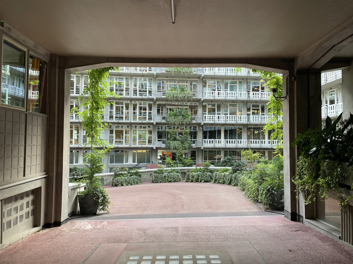 Rodjoch's tweet image. Groot Handelsgebouw. Uiteraard met een croissantje uit de kelder