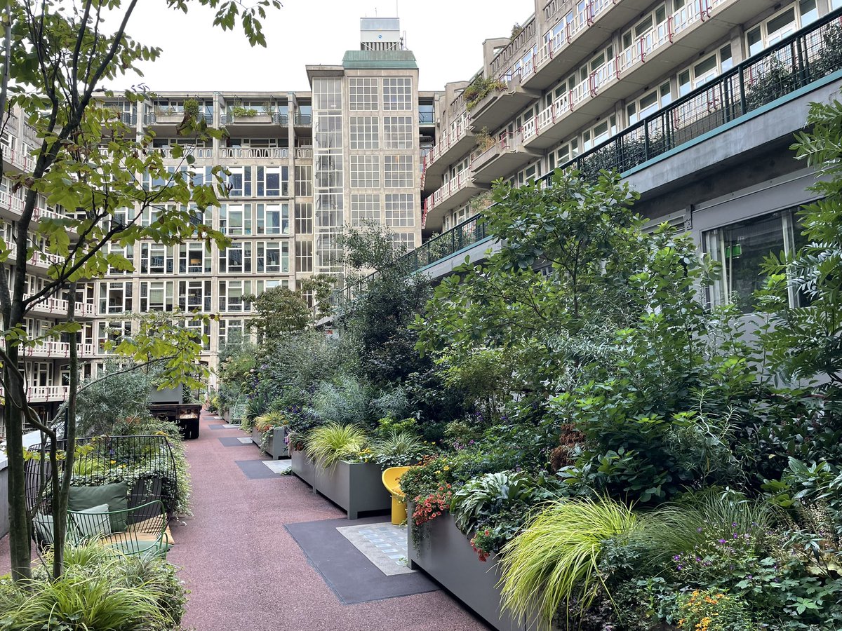 Rodjoch's tweet image. Groot Handelsgebouw. Uiteraard met een croissantje uit de kelder