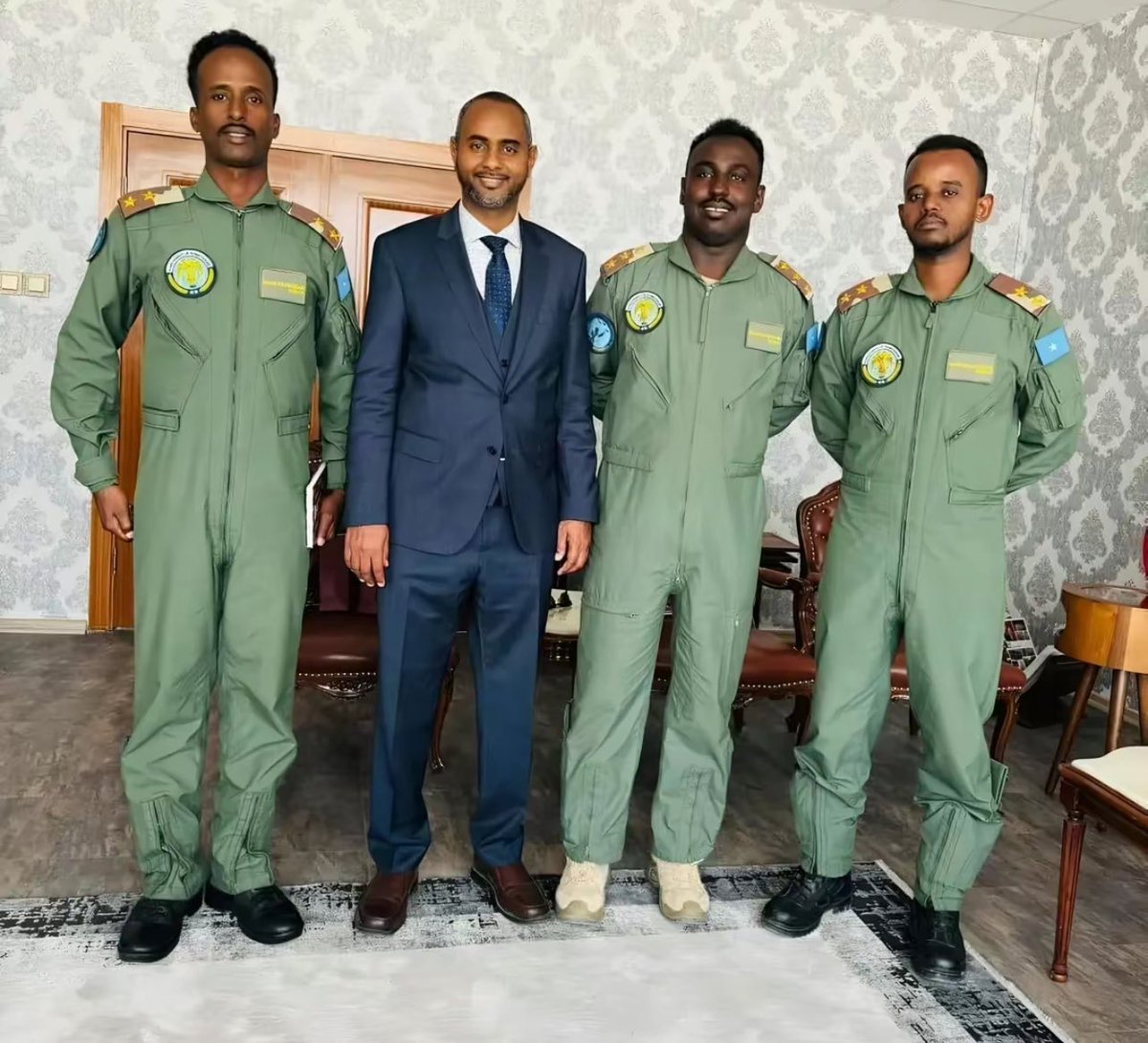#Somalia's Defence Minister <a href="/Amohamednur/">Abdulkadir Mohamed Nur</a> is pictured with newly trained Somali Air Force pilots.