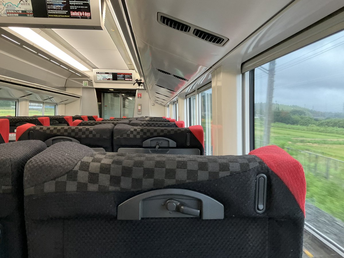senior_ict's tweet photo. 今日から16日間のイタリア旅行に出発します。成田エクスプレスで成田空港に向かっているところ。今回は一人旅なので、ちょっぴり不安もありますが、どんな出会いがあるか楽しみでもあります。日本出発は明日の朝9時なので、今夜は成田空港近くのホテルに泊まります。台風の影響がなく無事に出発できることを祈っています。