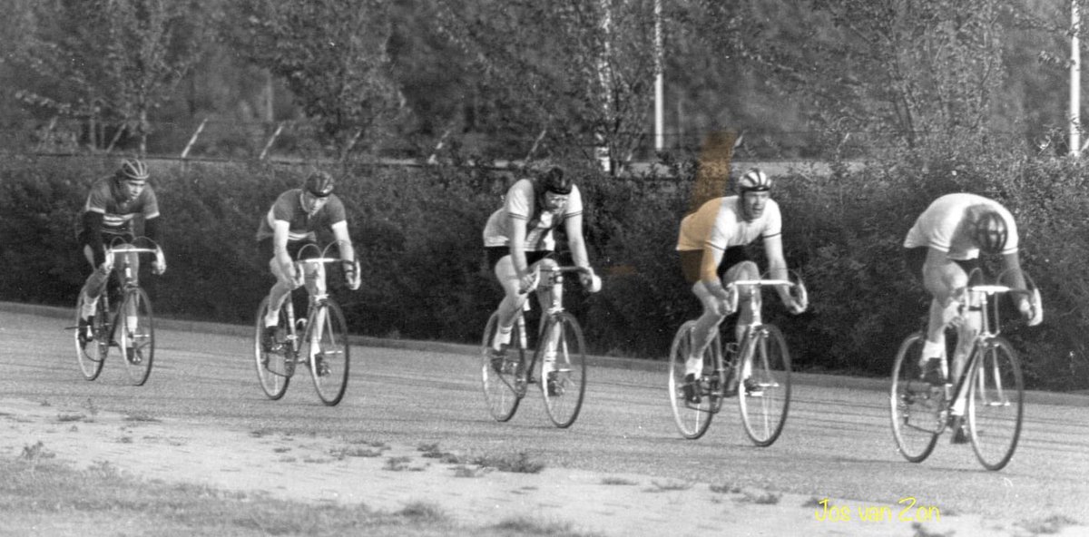 JosVanZon's tweet photo. Goedemorgen allemaal 🙋🏼‍♀️. Vandaag gaan we in de #beau_gustus fotochallenge van ⁦@dthta57⁩ op #dag30 spelen met  #herhaling . 
  
Uit lang vervlogen tijden 1974 #Herhaling #OpEenRij #OpHerhaling 🚴🏻‍♂️🚴‍♀️🚴🏿 https://t.co/F1j20KKQCh