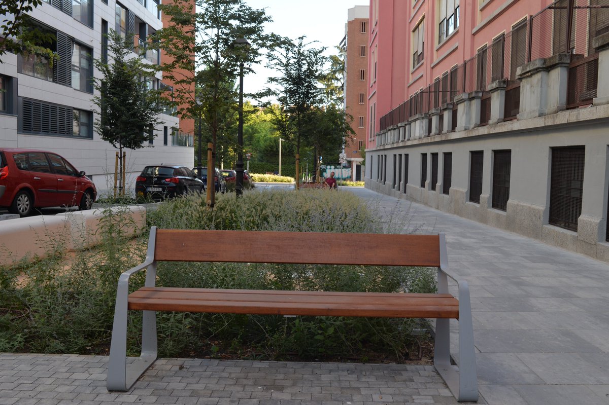 AVVerdeImperial's tweet photo. Recomendamos conocer el nuevo entorno escolar del CEIP Unamuno. Parece otro planeta 👽
✅ árboles con alcorques corridos naturalizados 🌳🌿
✅ plat única 🚶‍♀️🚗 ➖ aparcamiento, chicanes y 15-20 km/h ✋
✅ bancos para sentarse‼️
Demuestra que, cuando @MADRID quiere, sabe hacerlo 👌 https://t.co/qfpUysEULW
