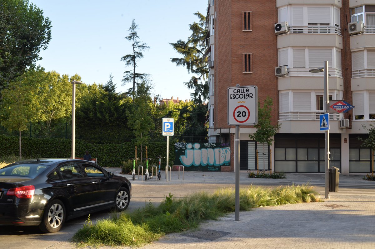 AVVerdeImperial's tweet photo. Recomendamos conocer el nuevo entorno escolar del CEIP Unamuno. Parece otro planeta 👽
✅ árboles con alcorques corridos naturalizados 🌳🌿
✅ plat única 🚶‍♀️🚗 ➖ aparcamiento, chicanes y 15-20 km/h ✋
✅ bancos para sentarse‼️
Demuestra que, cuando @MADRID quiere, sabe hacerlo 👌 https://t.co/qfpUysEULW