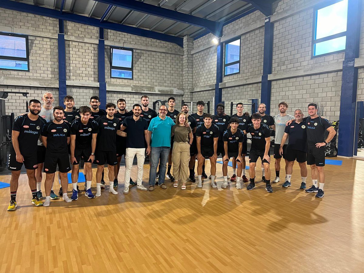 🏋🏻 Esta pretemporada hemos entrenado en las magníficas instalaciones de <a href="/cesurformacion/">CESUR. Tu Centro Oficial de Formación Profesional</a>. 
👏🏻Nuestro agradecimiento infinito.
📷En la foto, María Jesús de la Torre, directora de CESUR Teatinos; Javier Gómez, jefe de Estudios; y Wesceslao Molina, responsable de Deportes del centro.