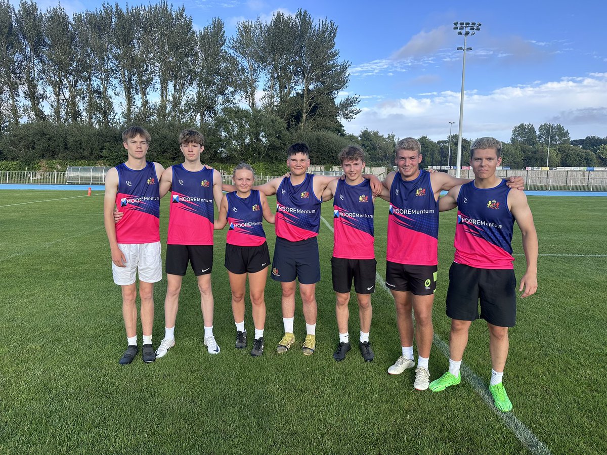 Since May, the Elizabeth College touch rugby team has been playing weekly on a Wednesday evening. 

After loosing only 3 games all season, the team finished 2nd in division 2 by 2 points. 

Thanks to MooreMentum for their continued support again this season. 

🏉
