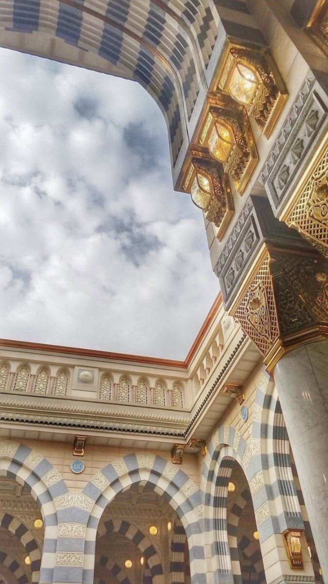 {إِنَّ اللَّهَ وَمَلائِكَتَهُ يُصَلُّونَ عَلَى النَّبِيِّ يَا أَيُّهَا الَّذِينَ آمَنُوا صَلُّوا عَلَيْهِ وَسَلِّمُوا تَسْلِيمًا}