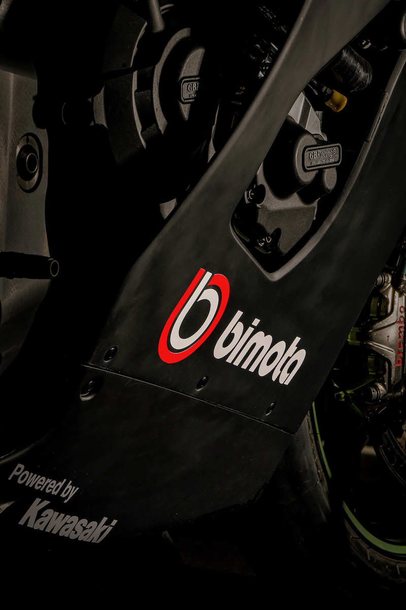 CorseStyle's tweet photo. 巷で話題のBimota by Kawasaki Racing Team
幾度もワールドチャンピオンを獲得し、今なおトップクラスのパフォーマンスを発揮するKawasaki ZX-10RRのエンジンをbimotaテクノロジーによる新たなフレームに搭載するニューマシーンが開発され、着々とテストが進んでいるようです。
#bimota #WSBK #KB https://t.co/ugVSpdsObY