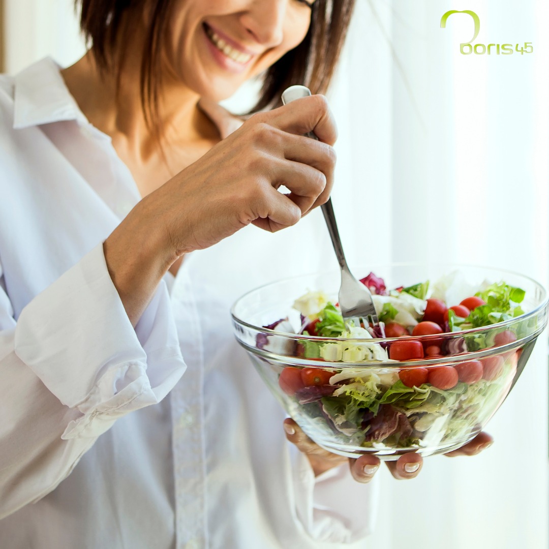 L'estiu és l'època perfecta per a adaptar la nostra dieta a les altes temperatures, mantenint el cos hidratat i ben nodrit. La clau està a prioritzar aliments rics en aigua com a fruites i verdures fresques.