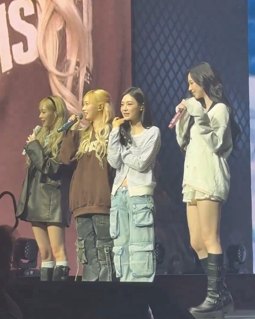 jiminjeong and ningselle's outfits are kinda matching if you think about it.. whole group yuri