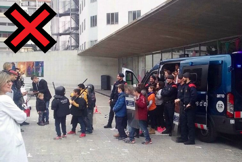 CDRCatOficial's tweet photo. 🤝 Suport als Blaus i a qualsevol acte festiu on es practiqui la sàtira i la llibertat d'expressió
🔥 Menyspreu a una policia que defensa el monopoli de la seva violència

És davant la policia que els infants estan desprotegits, i han d'aprendre a defensar-se'n
#PoliciaTerrorista https://t.co/h2MLIHfyzC