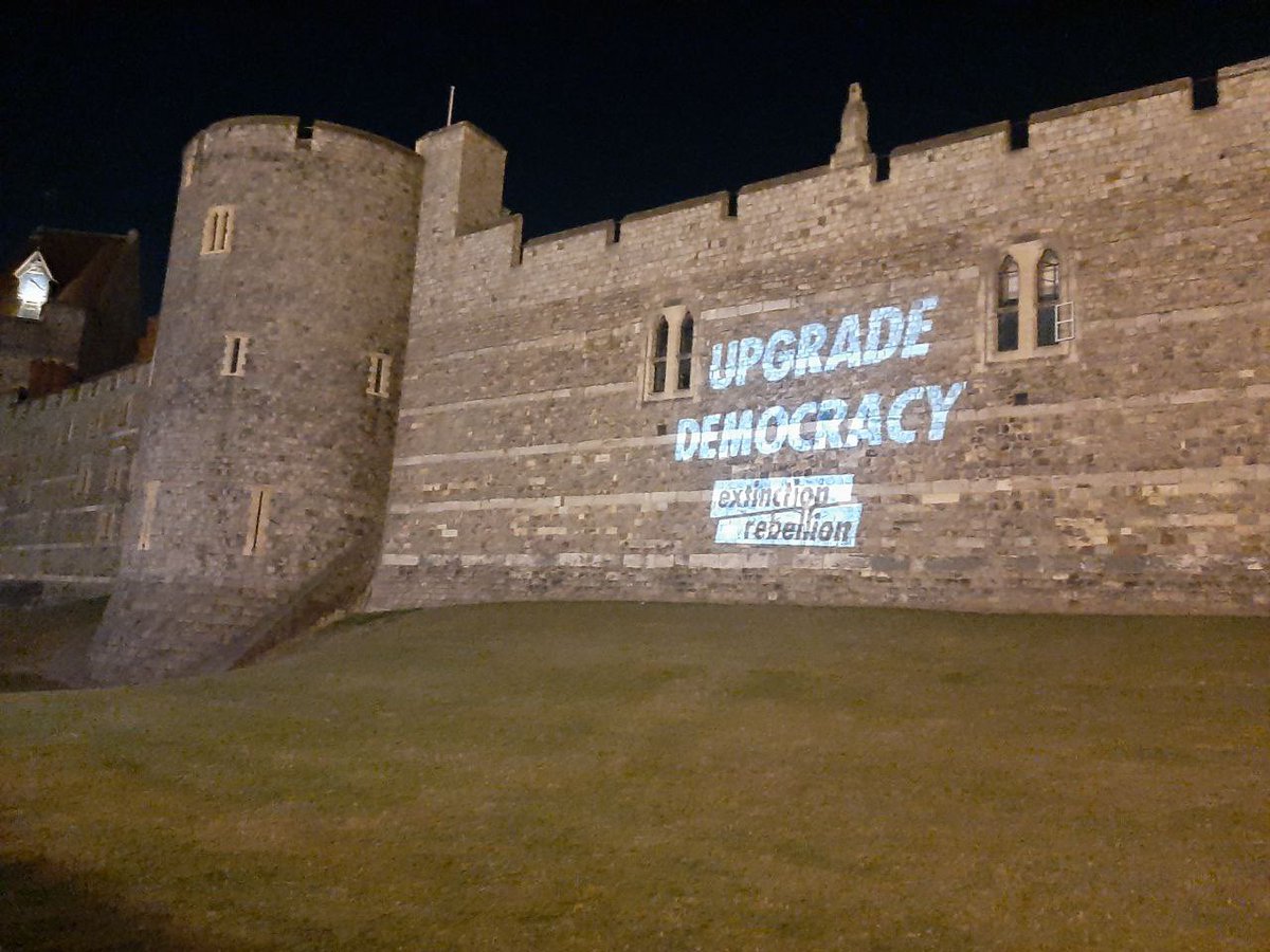 XRebellionUK's tweet image. We have arrived.
#XRUK are at #Windsor
The castles of the monarchy are a visible, ostentatious sign of the system that does not serve us, a gilded legacy that has no place in a modern democracy.
It’s time to #UpgradeDemocracy
