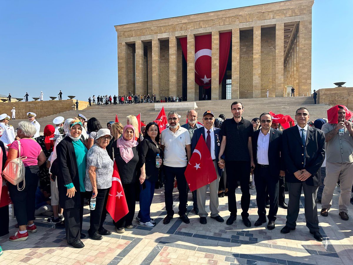 AkKeciorenResmi's tweet photo. İlçe Başkanımız Sn. @AKadirkarapinar  Yönetim kurulu üyelerimiz, Belediye Meclis Üyemiz ve Mahalle teşkilatlarımız İle birlikte 30 Ağustos Zafer Bayramı münasebetiyle, Cumhurbaşkanımız Sn. @RTErdogan ‘ın katılımları ile Anıtkabir ‘de gerçekleştirilen resmi programa katılım sağladılar. 

Şanlı tarihimize altın harflerle yazılan büyük zafer vesilesiyle kurtuluş Mücadele’mizin Başkomutanı ve Cumhuriyetimizin mimarı Gazi Mustafa Kemal Atatürk başta olmak üzere kahraman ordumuzun her bir neferini, tüm şehitlerimizi ve gazilerimizi saygı,minnet ve dua ile yâd ediyoruz.

#30AgustosZaferBayramı 

@RTErdogan @hakanhanozcan @AkpartiAnkara @AKadirkarapinar
