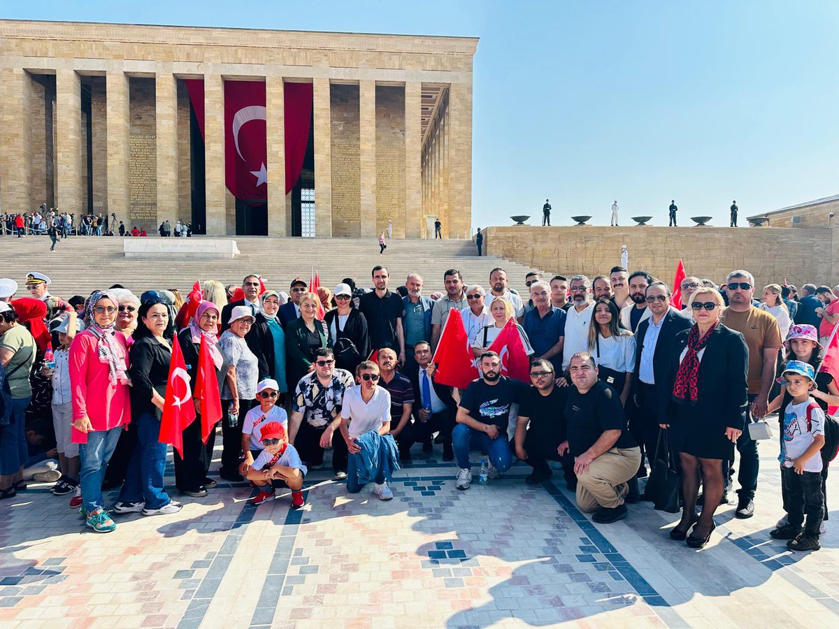 AkKeciorenResmi's tweet photo. İlçe Başkanımız Sn. @AKadirkarapinar  Yönetim kurulu üyelerimiz, Belediye Meclis Üyemiz ve Mahalle teşkilatlarımız İle birlikte 30 Ağustos Zafer Bayramı münasebetiyle, Cumhurbaşkanımız Sn. @RTErdogan ‘ın katılımları ile Anıtkabir ‘de gerçekleştirilen resmi programa katılım sağladılar. 

Şanlı tarihimize altın harflerle yazılan büyük zafer vesilesiyle kurtuluş Mücadele’mizin Başkomutanı ve Cumhuriyetimizin mimarı Gazi Mustafa Kemal Atatürk başta olmak üzere kahraman ordumuzun her bir neferini, tüm şehitlerimizi ve gazilerimizi saygı,minnet ve dua ile yâd ediyoruz.

#30AgustosZaferBayramı 

@RTErdogan @hakanhanozcan @AkpartiAnkara @AKadirkarapinar