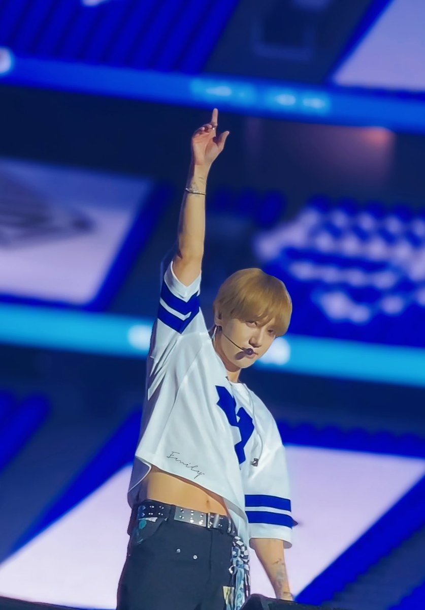 Emily28307's tweet photo. He keeps frowning, but cute…🤣🤣🤣
#yesung #예성  #superjunior 
#슈퍼주니어 
#spinoff 
#spinoffhalftime 
#spinoffhalftimeinhochiminh 
@shfly3424 https://t.co/j3FpXSSQpf