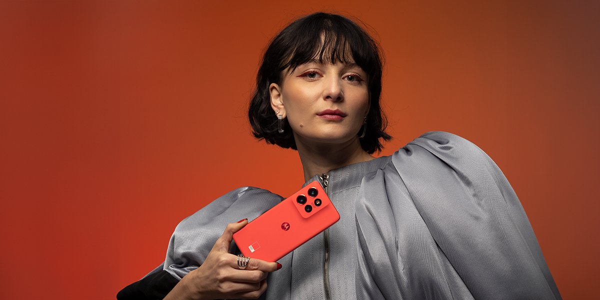 MotorolaITA's tweet photo. Aggiungi un tocco di colore al tuo stile con #edge50neo nella tonalità @Pantone Poinciana. 😍 Grazie al design minimal e all'AI integrata che rende ogni interazione più fluida, è il must-have per chi cerca eleganza e innovazione.

#motorola #HelloMoto #HelloColor https://t.co/zDUsJFINQO