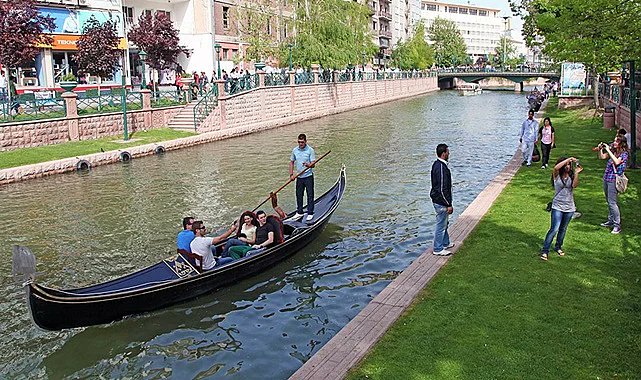 turizm365's tweet photo. Eskişehir gondol turu fiyatları 2024 https://t.co/3a1YVzOWbw #eskişehir #gondol https://t.co/v9lgS3k8cV