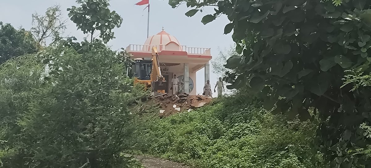 खेङब्रह्मा,श्याम नगर उंडवा में मंदिर रॉड से 200 मीटर अंदर  स्थित संतोषी माता के मंदिर को  तंत्र तोड़ने आया साथ आये अधिकारी ने बताया कि <a href="/CollectorSK/">Collector Sabarkantha</a> के हुक्म से आये है <a href="/CMOGuj/">CMO Gujarat</a> क्या गजनवी को  sk का पदभार दिया है? स्थानिक <a href="/Bajrangdal_Guj/">Bajrang Dal Gujarat</a> के बंधुओं ने कार्यवाही रुकवा दी है #Gujarat