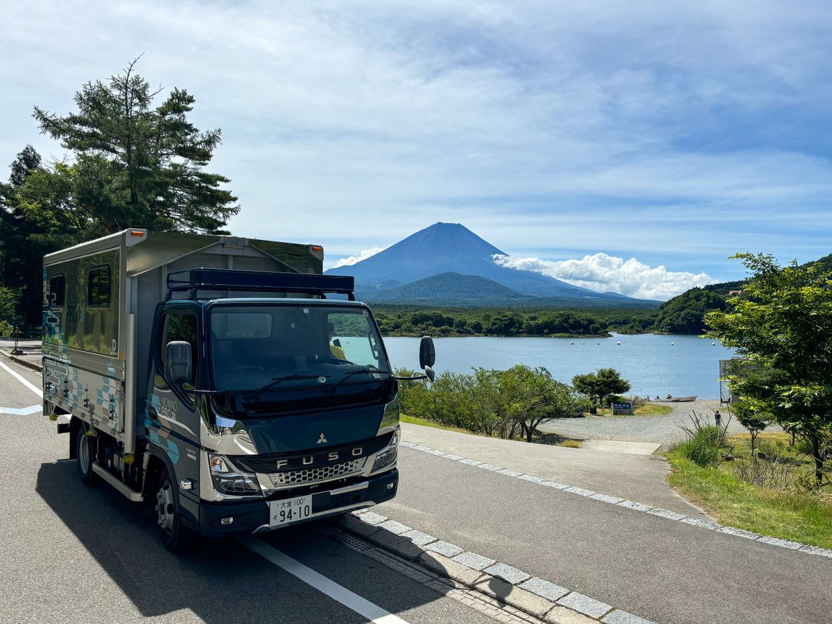 FusoOfficial's tweet photo. 国内販売チームで日々活躍する高谷さんが社内で実施した #NOMADPro #CANTER (ノマドプロ)貸し出し抽選会で見事に当選!🎊
NOMADProのおかげで周りのキャンパーともお話ができ、楽しい時間を過ごせたとのこと!🚚⛰️
皆さんも #ノマドプロ を見かけたら、ぜひ声をかけてください😊 https://t.co/0LUsXMAn1u