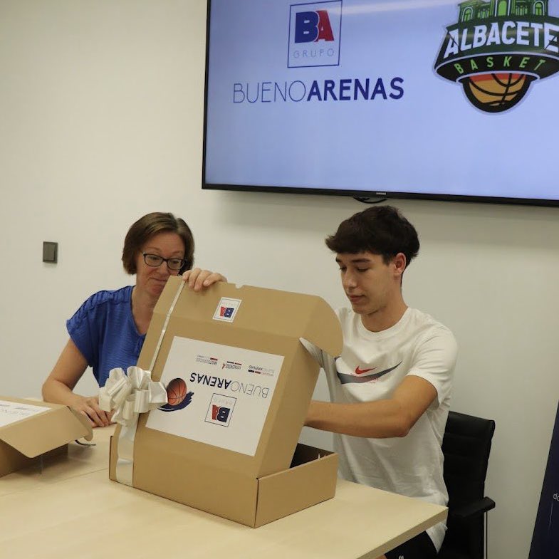 AlbaceteBasket's tweet photo. 🥰 Y tu… Como vas a reaccionar al ver nuestra camiseta de esta Copa de España?
🤝 Esta semana, @gbuenoarenas nos abrió las puertas de sus instalaciones para que 6 de nuestros aficionados pudiesen conocer nuestras camisetas de primera mano.
#OrgullodeALBACETE https://t.co/UQUa0UgCgx