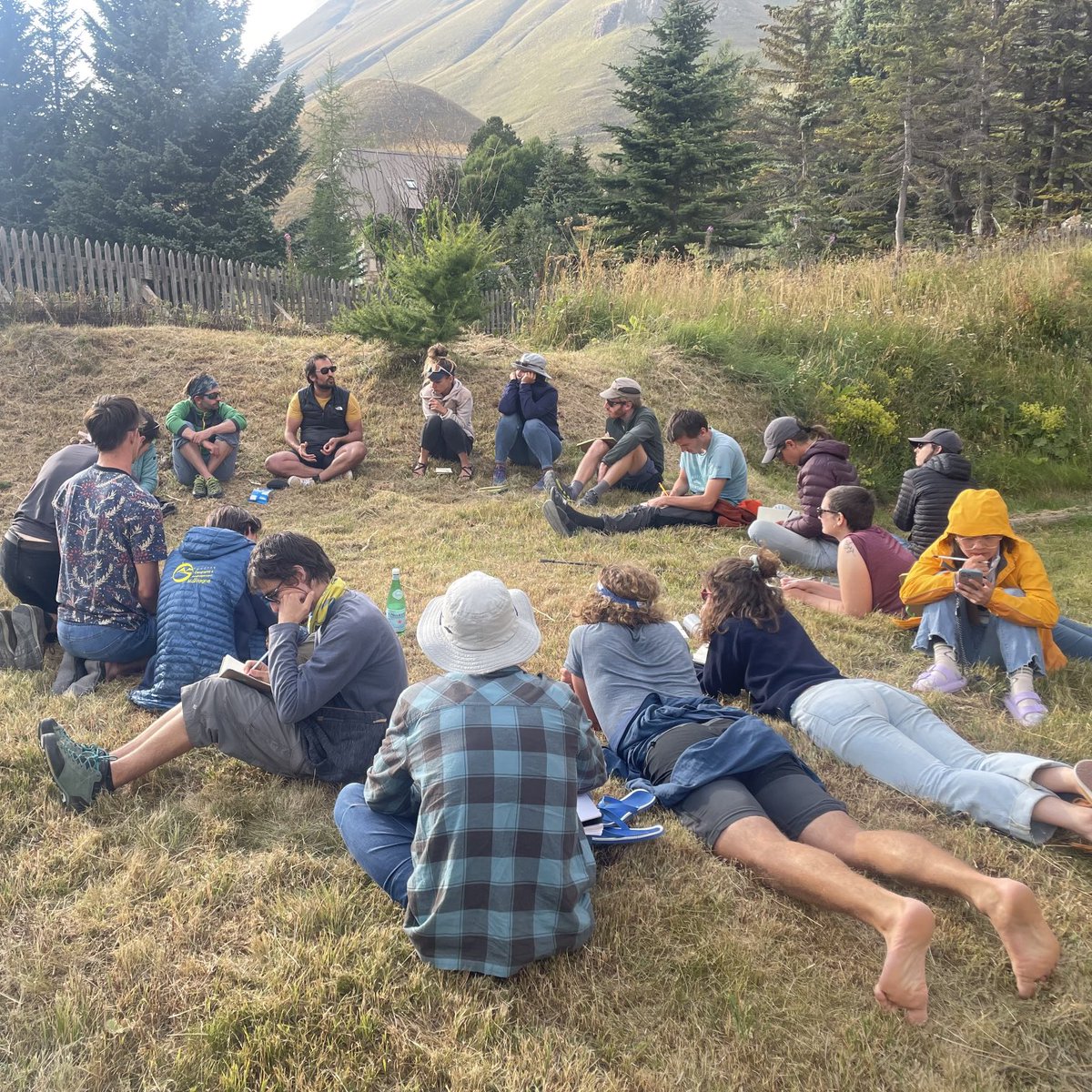 Des cours en plein air au ⁦<a href="/LautaretGarden/">Jardin du Lautaret (UGA/CNRS)</a>⁩, c’est aussi cela la #MontainResearchSchool ⁦<a href="/OSUG_fr/">Observatoire des Sciences de l'Univers de Grenoble</a>⁩ ⁦@LabexITTEM⁩ labexittem.fr/mountain-resea…