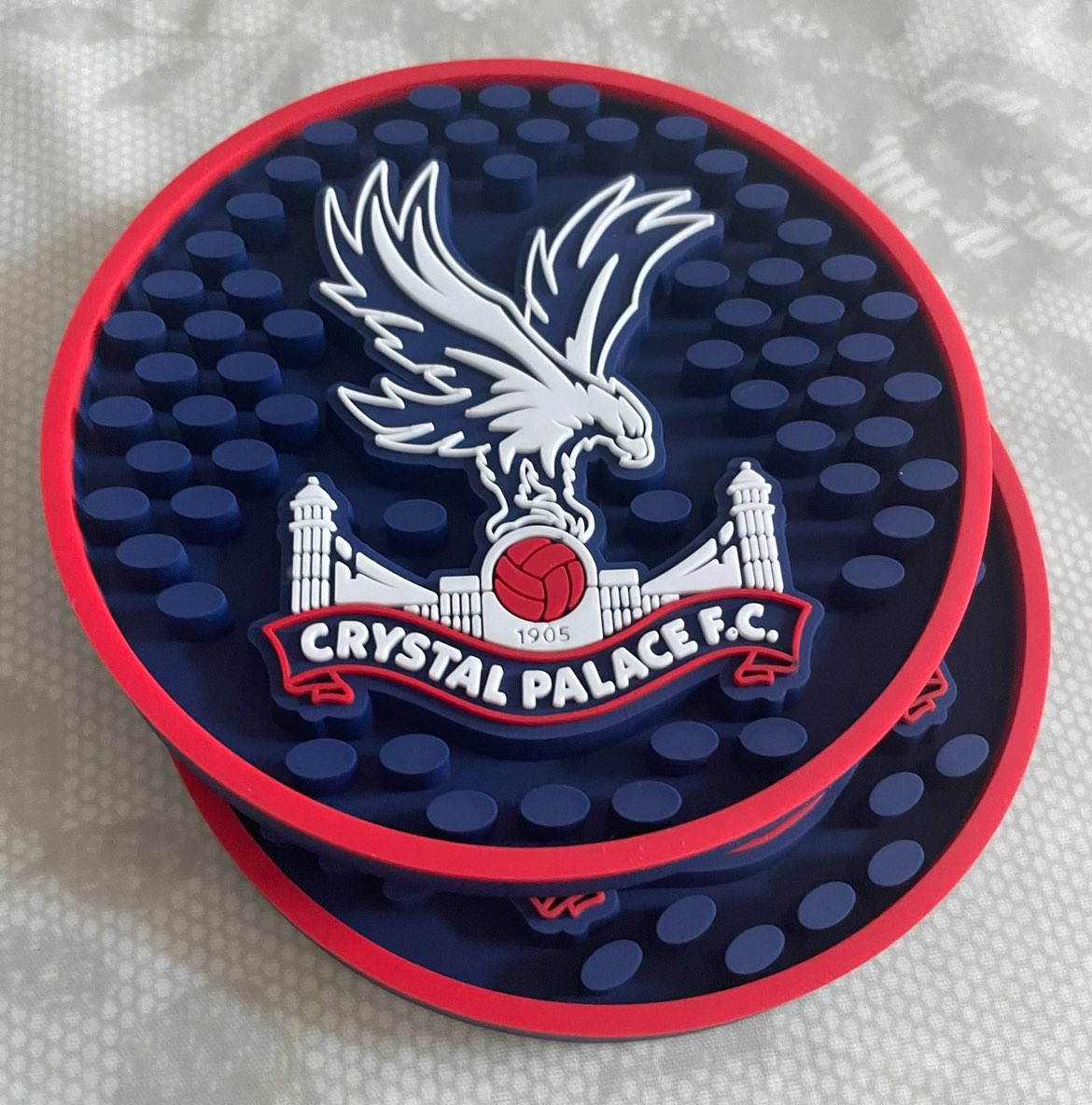 🚨free giveaway 
As it’s Selhurst Park 100th birthday I’m going to give away this retro scarf and 2 drinks coasters 
All you’ve got to do is like this post.
Will pick a winner at 9pm tonight
*must live in the uk 
❤️💙