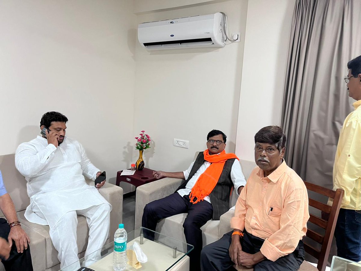 Chandrharpatil's tweet photo. आज (दि.30.08.2024) मालवण (सिंधदुर्ग) येथील शासकीय विश्रामगृहात शिवसेना नेते खा.संजयजी राऊत साहेब,आ.वैभवजी नाईक साहेब यांनी प्रसारमाध्यमांशी संवाद साधला, व शिवसेना मेळाव्यास उपस्थिती.
@ShivSenaUBT_
@rautsanjay61
@VaibhavNaikMLA
#malavan #sindhudurg #guesthouse #press https://t.co/YqpUTDh9wZ