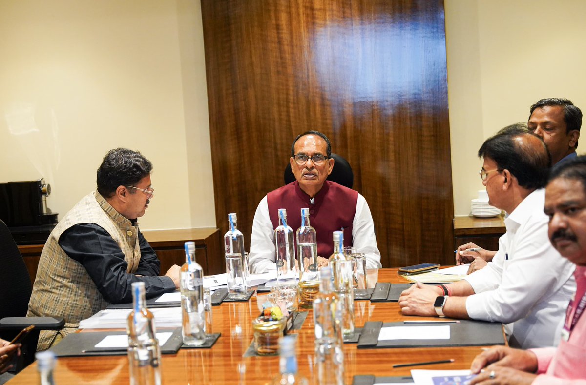 ChouhanShivraj's tweet photo. आज रांची में कृषि मंत्रालय के अधिकारियों के साथ बैठक कर माननीय राष्ट्रपति श्रीमती द्रौपदी मुर्मु जी के 20 सितंबर को प्रस्तावित रांची दौरे की तैयारियों की समीक्षा की और आवश्यक दिशा-निर्देश दिये। 

@rashtrapatibhvn https://t.co/MueBGJR5Xi