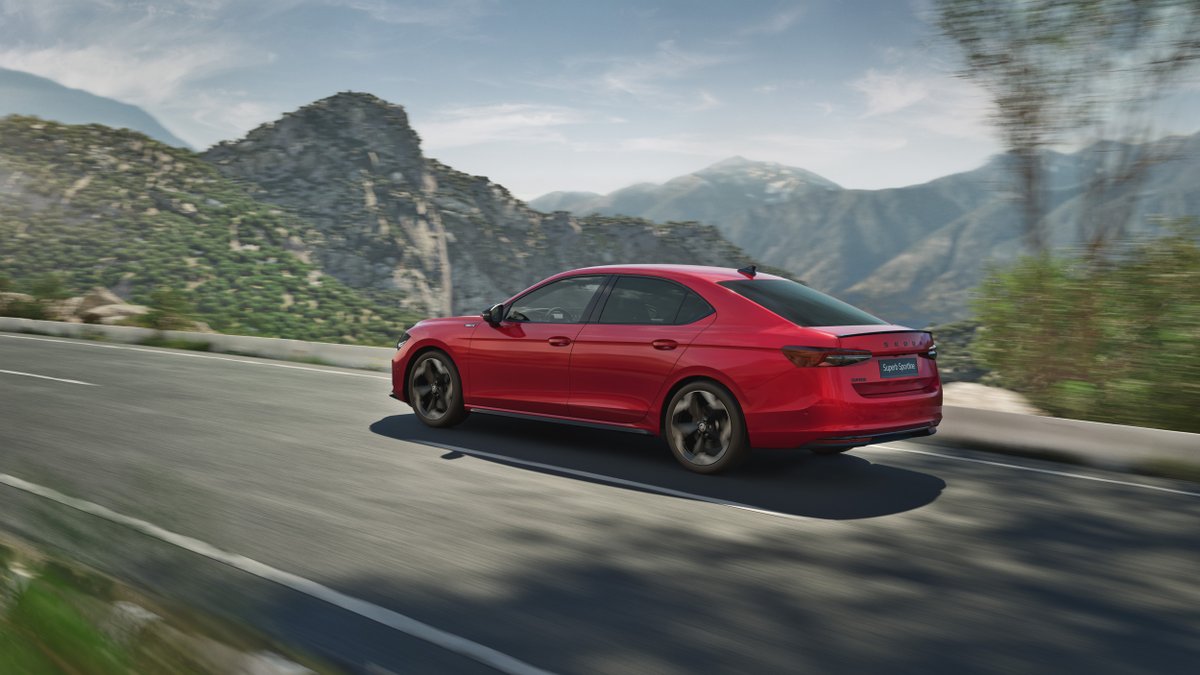 Zur Serienausstattung des Superb Sportline gehört das um 15 Millimeter abgesenkte Sportfahrwerk und die Progressivlenkung. Auch die Matrix-LED-Hauptscheinwerfer und LED-Heckleuchten mit animierten Blinkern gehören zum Serienumfang. Mehr erfahren: bit.ly/3AHH1W6