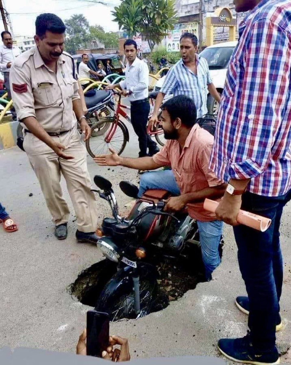 muneerbrs's tweet photo. Pradhan Mantri ‘underground’ Sadak Yojna! #BJPFailsIndia #BJPFails #Scamgress #CongressFailsKarnataka #CongressFailsTelangna. https://t.co/d0TNhcpBTa