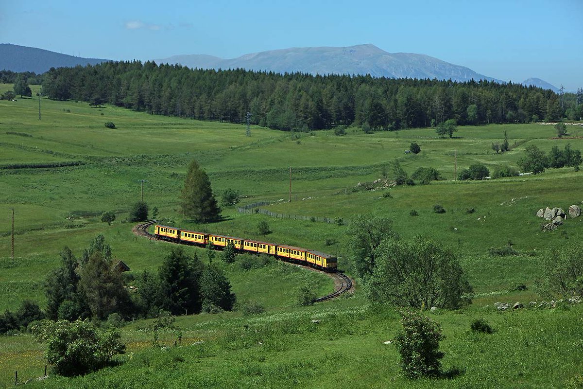 CheminsdeFerTC's tweet photo. Une dizaine de messages consacrés ici au =>#TER =>#TrainJaune et chaque fois c'est une découverte de la variété du tracé de la magnifique ligne : ici à l'approche de #BolquèreEyne en 06-17.
Auteur non identifié, source : https://t.co/LDYjnIaAq0 (très beau site). https://t.co/pC1uqBadN5