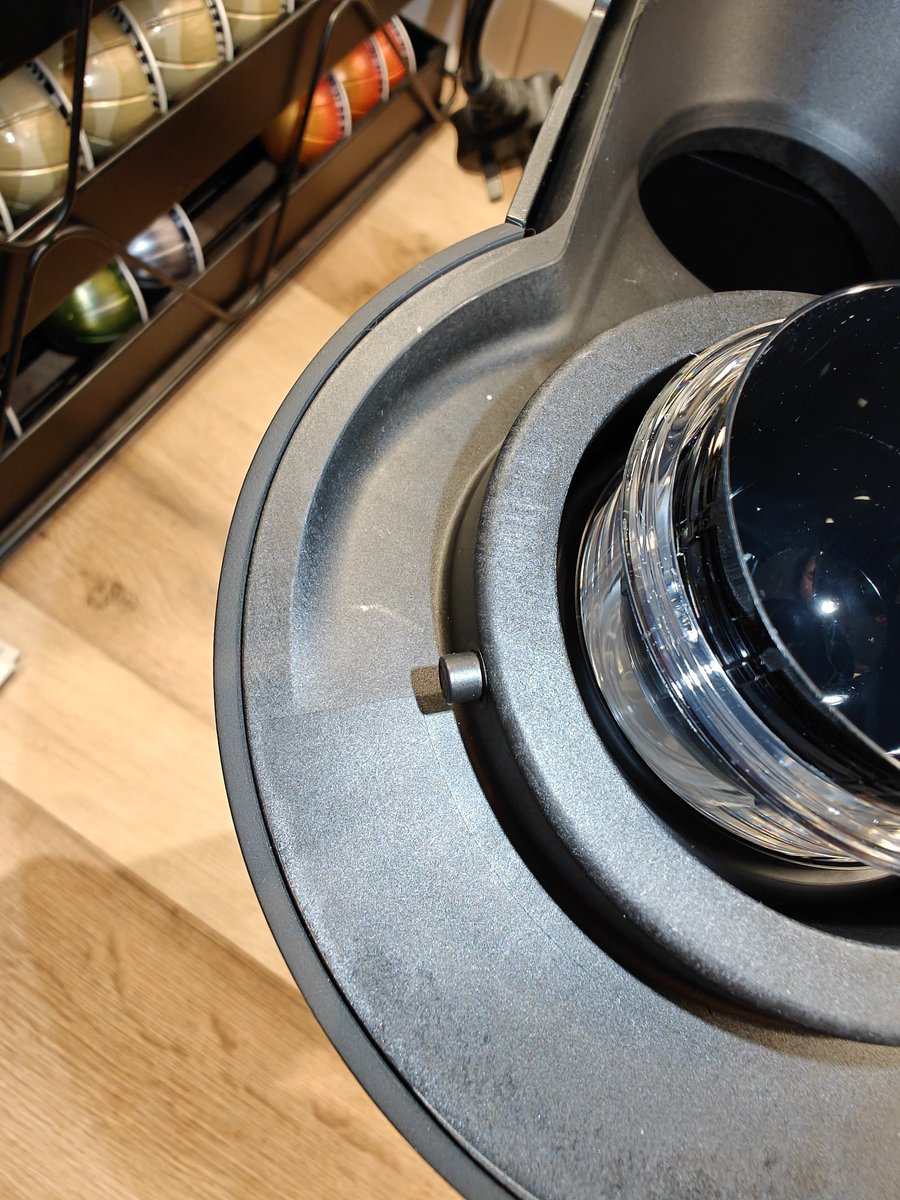 TinyTots9's tweet photo. @Nespresso @NespressoUK @Nespresso @NespressoUK was told I was getting a new machine and have received a clearly not new machine as it is damaged what kind of service is this? https://t.co/LqJT03CD6j