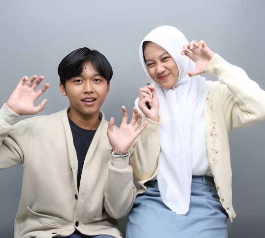 selfietimeid's tweet image. MinSelf ada ide pose bareng pasangan loh.🤩  

Gemes banget gak sih? Ayo mana pose Favorit kamu nih? 🥰 

 #selfietimeid #photobothviral #idepose