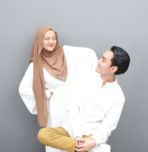 selfietimeid's tweet image. MinSelf ada ide pose bareng pasangan loh.🤩  

Gemes banget gak sih? Ayo mana pose Favorit kamu nih? 🥰 

 #selfietimeid #photobothviral #idepose