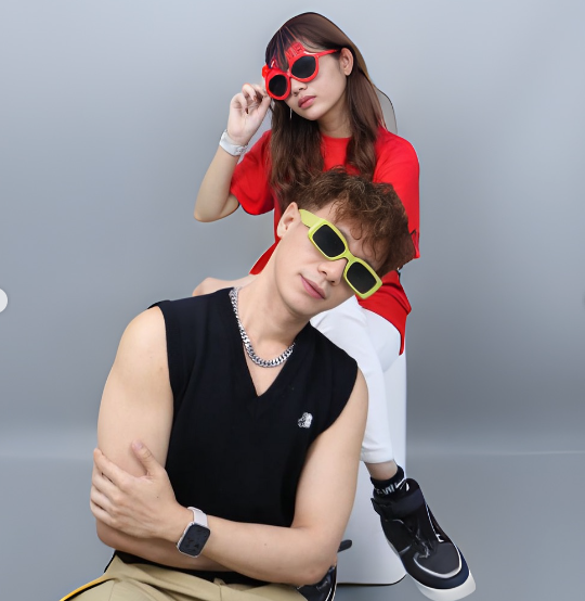 selfietimeid's tweet image. MinSelf ada ide pose bareng pasangan loh.🤩  

Gemes banget gak sih? Ayo mana pose Favorit kamu nih? 🥰 

 #selfietimeid #photobothviral #idepose