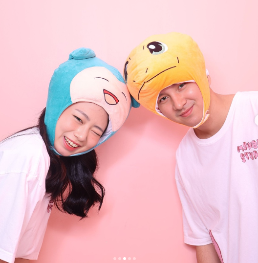 selfietimeid's tweet image. MinSelf ada ide pose bareng pasangan loh.🤩  

Gemes banget gak sih? Ayo mana pose Favorit kamu nih? 🥰 

 #selfietimeid #photobothviral #idepose