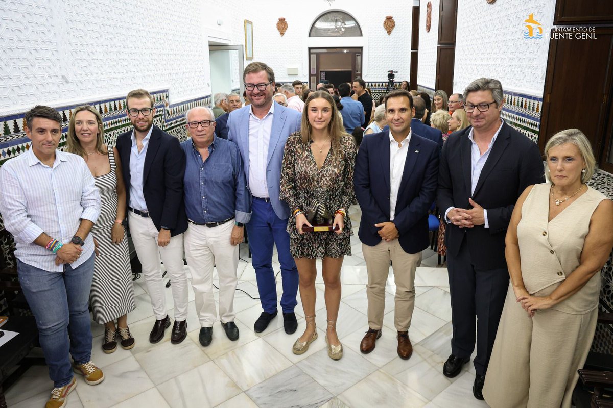AytoPuenteGenil's tweet photo. El salón Mozárabe del Ayuntamiento se llenó de familiares y amigos de Elena Torres para homenajearla tras conseguir el Campeonato del Mundo de Balonmano U-18.  
Ilusión, esfuerzo y el amor por este deporte han hecho posible este triunfo. 
Enhorabuena a Elena y a toda su familia. https://t.co/kweFHD1ecJ