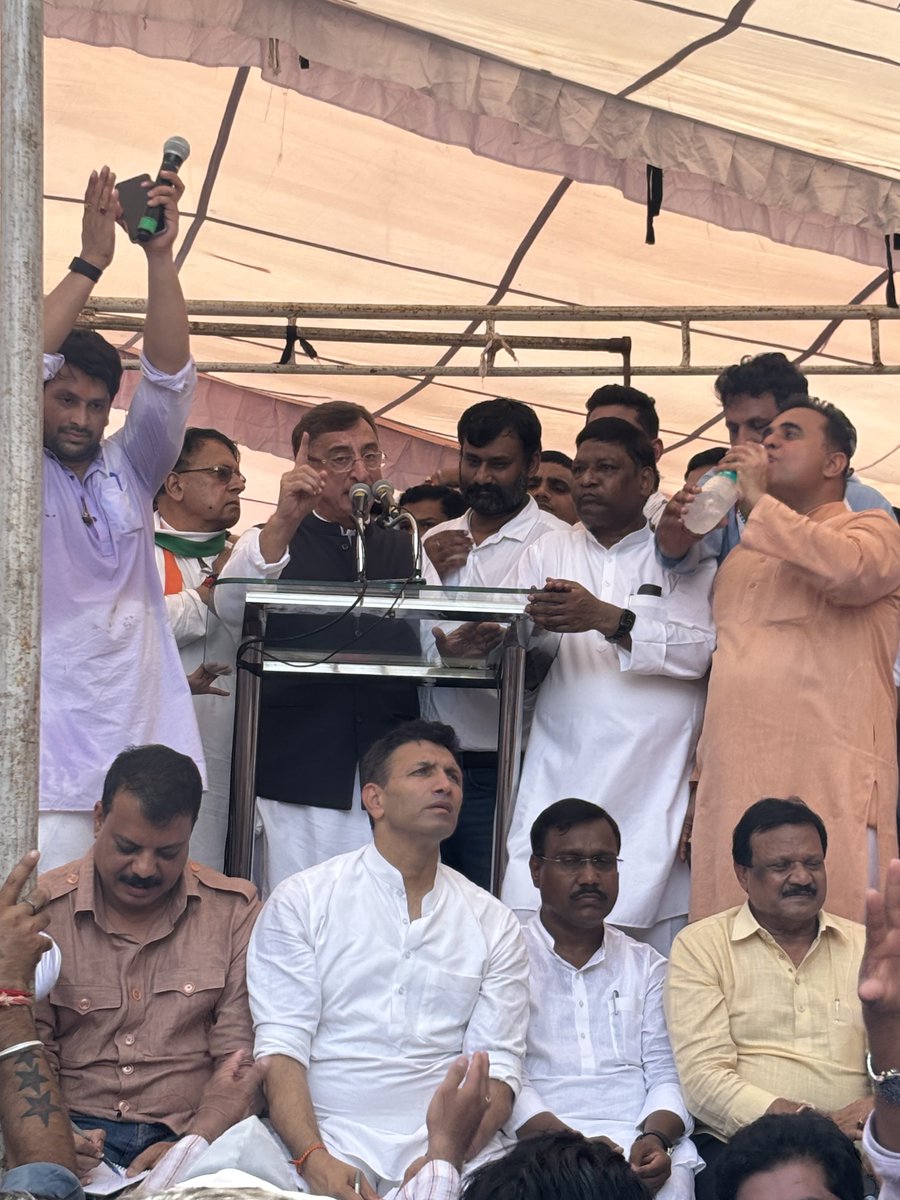 ElectionMP2028's tweet photo. मध्य प्रदेश के दो नेता, एक जनता की लड़ाई कोर्ट में लड़ रहा है, दूसरा सड़क पर। https://t.co/K0pCE0GA89