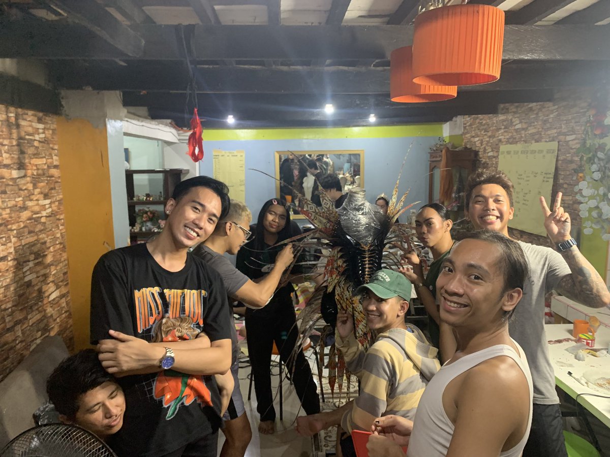 KhiannaWithAK's tweet photo. Appreciation Post to my Sistaarsss✨
We may not have that much of resources but we always make it Kabog!
You guys made my fantasy come alive, im so proud of Us!! CDO DRAG EXCELLENCE Pahyotch!!✨
#DragRacePh #CdoDrag #itsNowMindanao #Shufa #Kiwing #BahoBabaBayutPasmoConcept https://t.co/FVWFDRZW1V