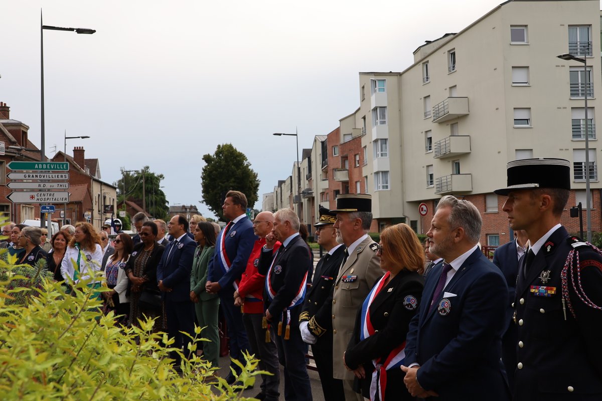 Prefet60's tweet photo. 🧱 Ce matin à @villedebeauvais, le sous-préfet chargé de la politique de la ville a présidé la cérémonie de la pose de la première brique de la stèle de la Libération. 
🧑‍🏫Ce projet est mené par des professeurs et des élèves du Lycée Jean Baptiste Corot. https://t.co/ghJLk5HJym