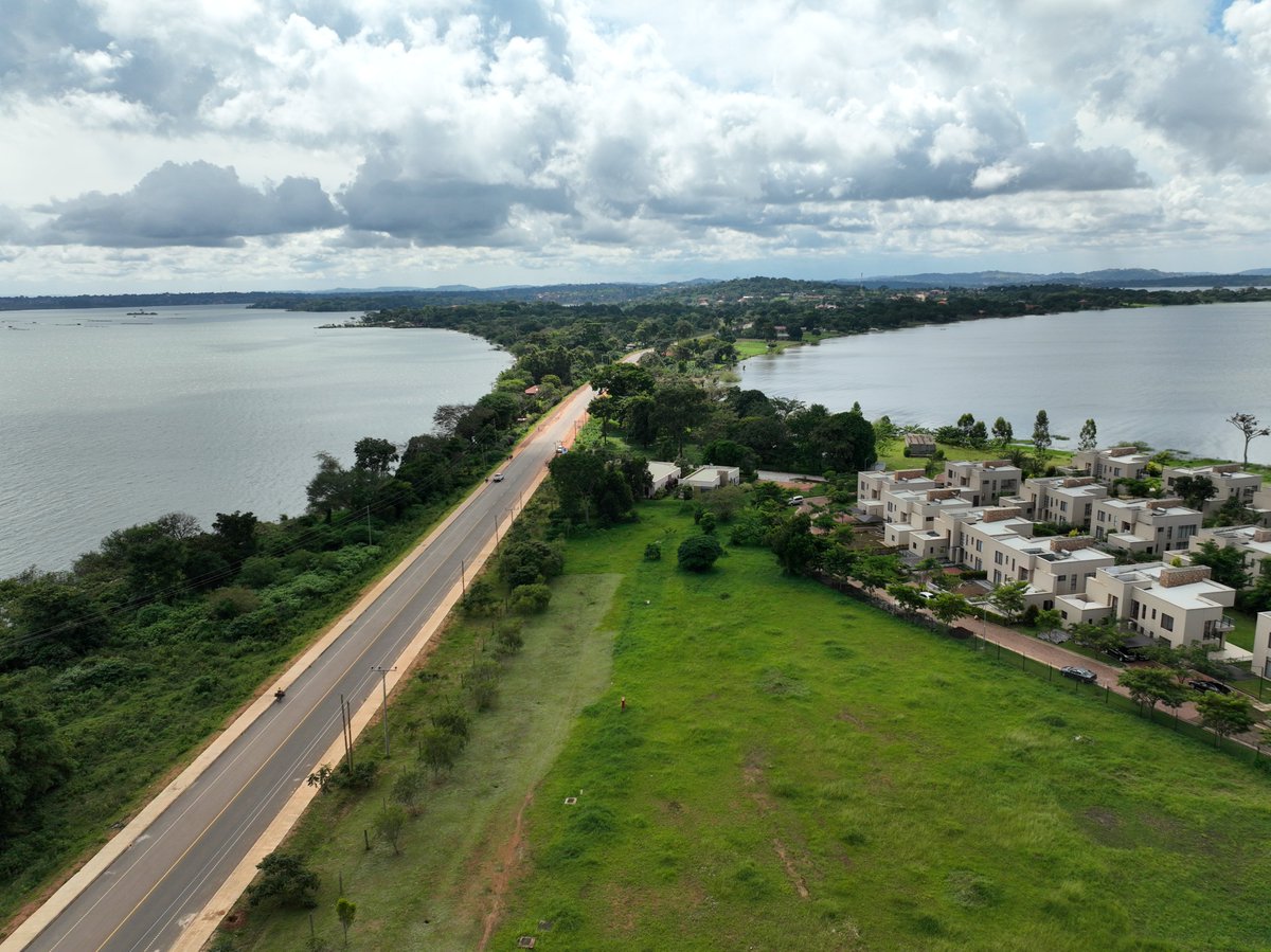 🧐Explore the latest updates on your National Road Network under this Status Report— unra.go.ug/projects/roads     

#UNRAworks

📸Kitala - Gerenge road project