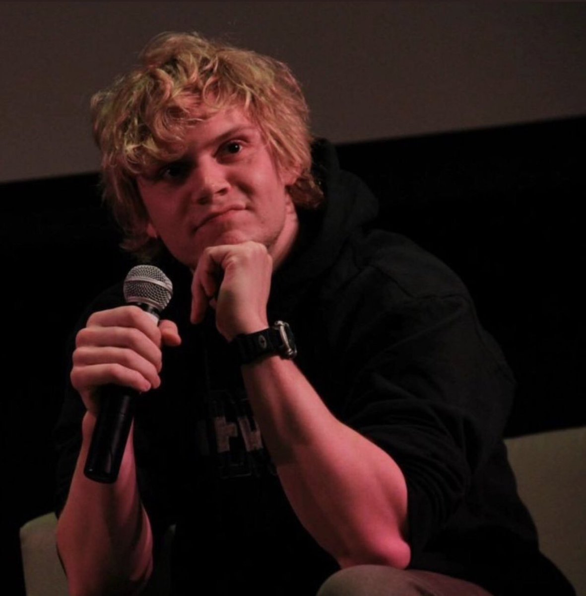 evanpetersinfos's tweet image. 📸| Evan Peters em evento da Slippery Rock University, na Pensilvânia, em 2013.