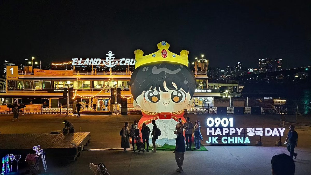 FORTAEKOOK_'s tweet photo. PRÍNCIPE JUNGKOOKIE 😭🩷 o projeto lindo da @Jungkook__China em Seul, em comemoração ao aniversário do Jungkook. https://t.co/LBD5wRUnXx