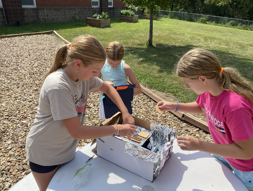 ShoalCreekStars's tweet image. Is there a better way to learn about scientific inquiry than building a solar s'more oven?  

#starssc #EverythingMatters #LPSLeads
