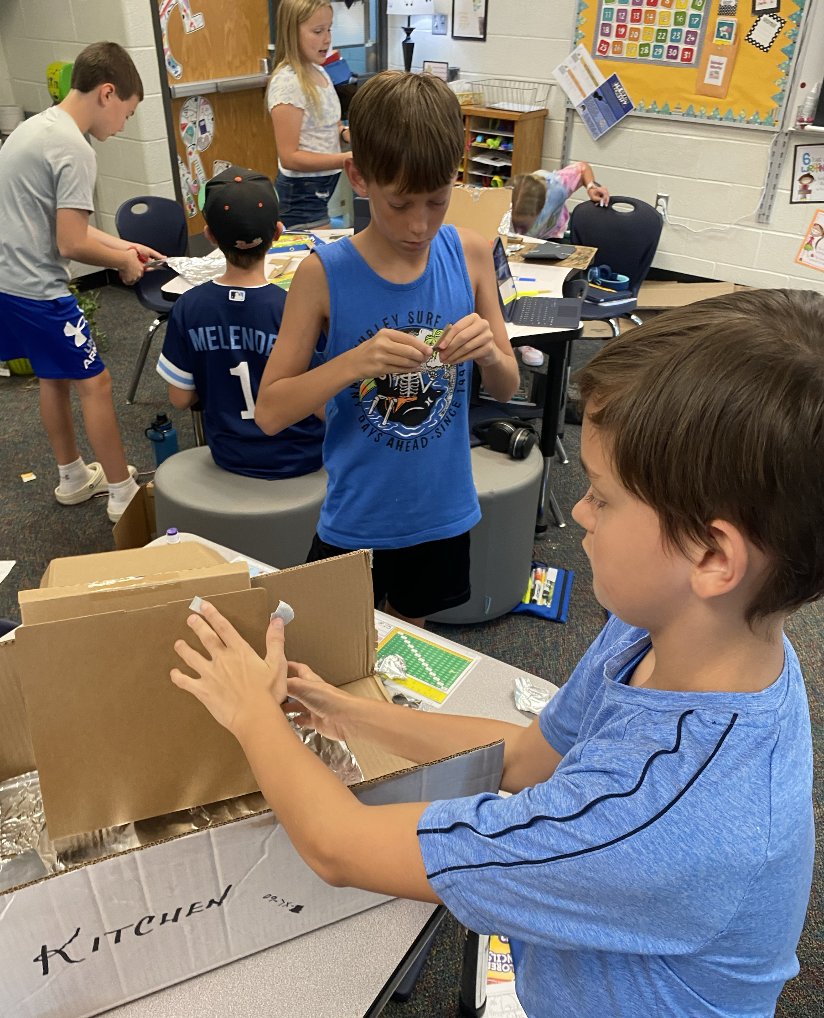 ShoalCreekStars's tweet image. Is there a better way to learn about scientific inquiry than building a solar s'more oven?  

#starssc #EverythingMatters #LPSLeads