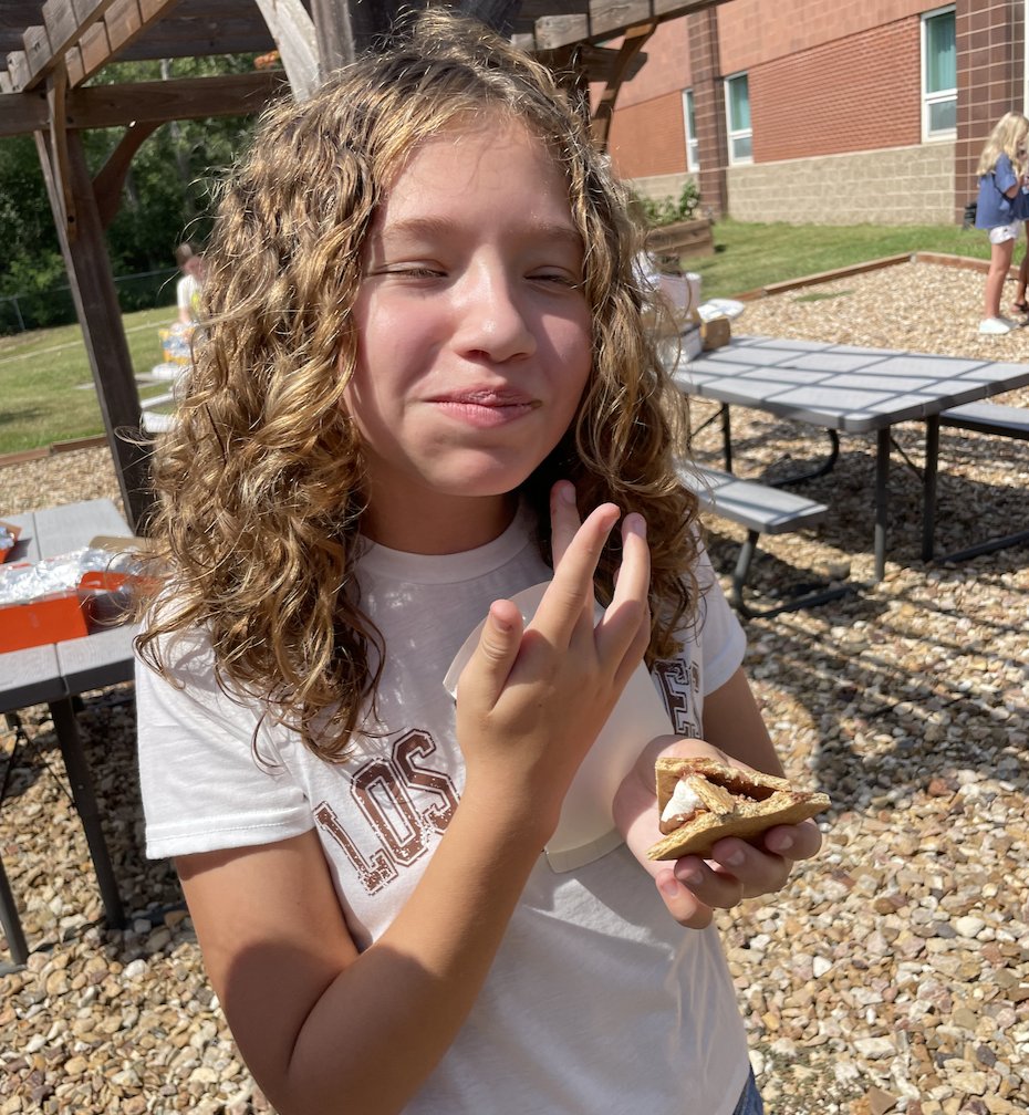 ShoalCreekStars's tweet image. Is there a better way to learn about scientific inquiry than building a solar s'more oven?  

#starssc #EverythingMatters #LPSLeads