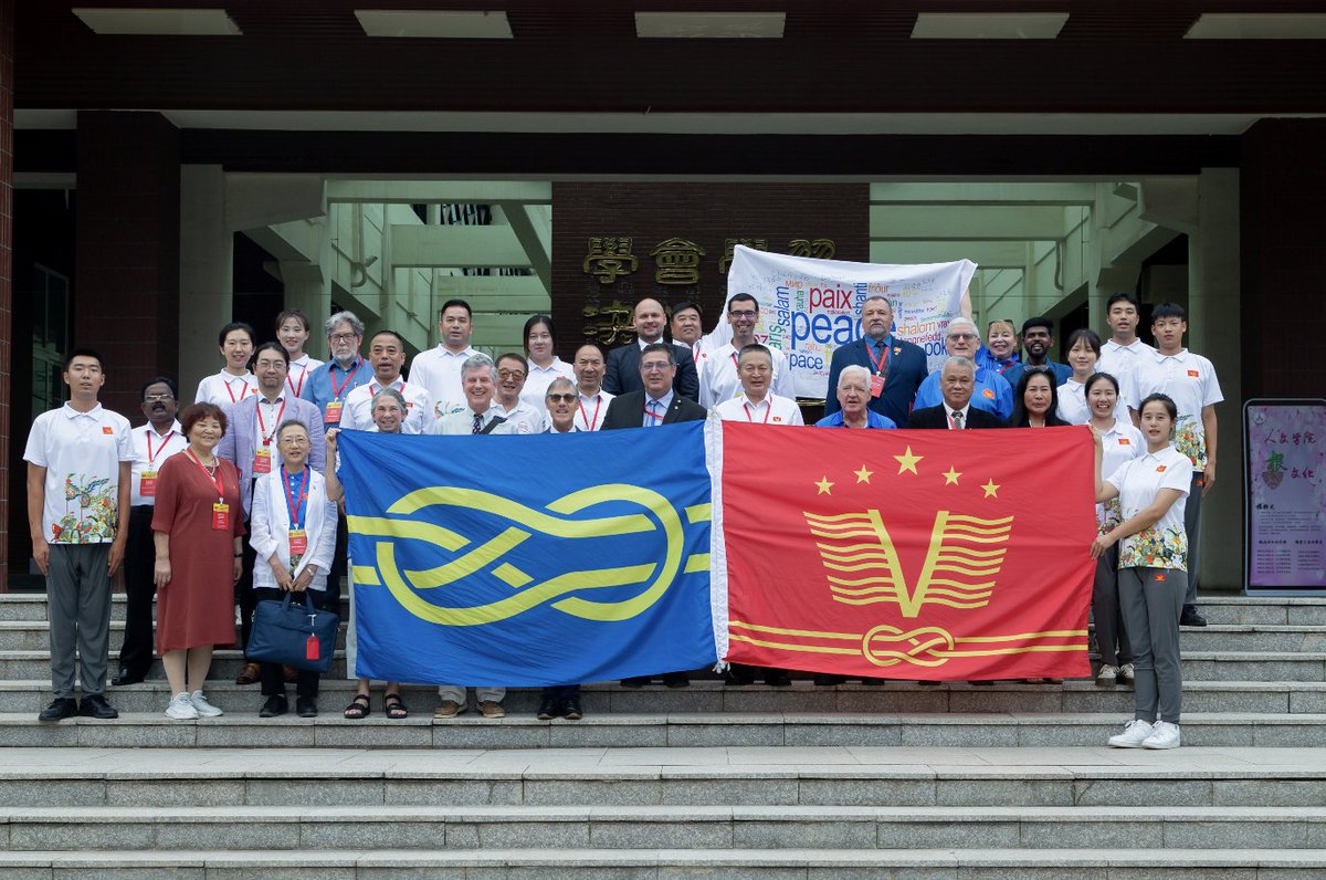 j_java_flag's tweet photo. 当会は北京で開催された第30回国際旗章学会議(#ICV30)に参加、桂田会長と菅原氏がレクチャーを行いました。菅原氏の報告"Historical Military Flags with Chinese Characters: Japanese Banner with the Name of the GOD"は、今大会のWhitney Smith Awardを受賞しました(写真:VRCC提供) https://t.co/OHQOoB2AYf
