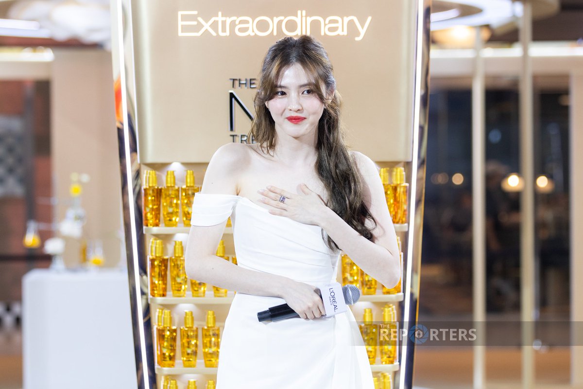 thereportersth's tweet photo. PHOTO STORY: ประมวลภาพ‘ฮันโซฮี’ พี่สาวคนสวยบินลัดฟ้าเยือนเมืองไทยร่วมงาน L'Oreal Paris Elseve Extraordinary Oil ฉลองเซรั่มทรีทเมนต์บำรุงผมอันดับ 1 ของโลก

#TheReporters #Thereportersphoto 
#LOrealParisTHxHanSoHee
#LOrealParisTH #LOrealParisElseve 
#Hansohee #ฮันโซฮี #한소희 https://t.co/yURHmRC2PE